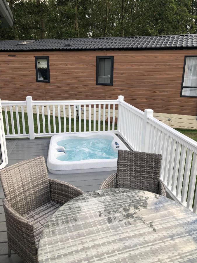 The Poplars Lodge With Hot Tub York Exterior photo